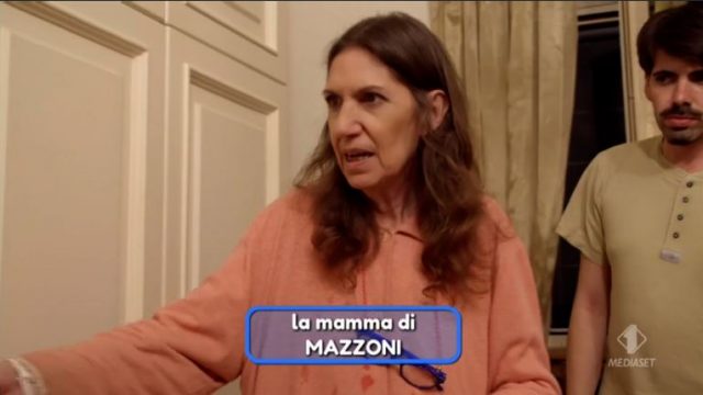 La mamma di Mazzoni ospite nella villa in apertura di puntata