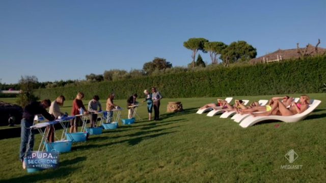 I secchionie le secchioni stirano sotto l'occhio della Marchesa, mentre le pupe e i pupi sono sdraiate al sole