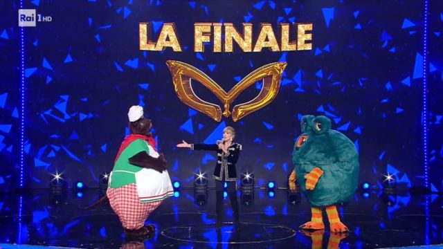 La finale de Il cantante mascherato - La sfida tra il mastino napoletano e il mostro - Il mastino in finale eliminato il mostro che è Fausto Leali