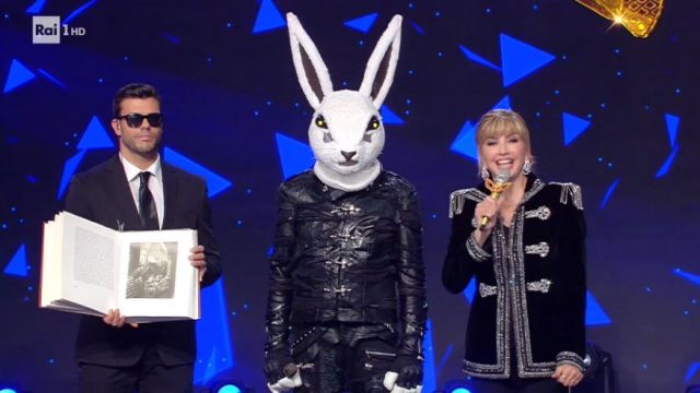 Il cantante mascherato diretta 31 gennaio - Il coniglio durante la finalissima