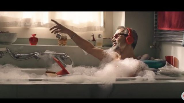 Spot in TV Vodafone - Chef Barbieri fa il bagno in vasca con le cuffie e il tablet