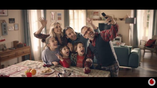 Spot in TV Vodafone - Chef Barbieri fa un selfie con la famiglia dopo il pranzo