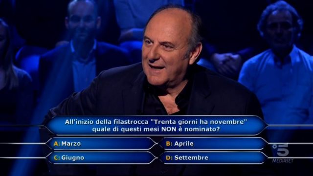 Gerry Scotti legge la prima domanda a Beatrice Amorosi