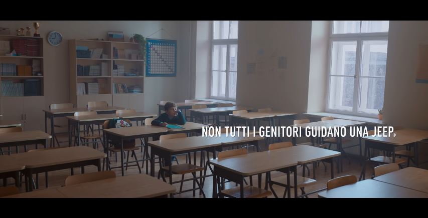 Spot in Tv Jeep il bambino da solo in aula