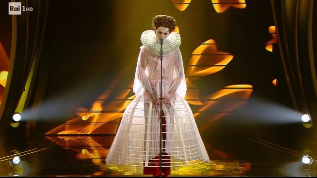 Sanremo 2020 diretta quinta serata 8 febbraio - Achille Lauro vestito da regina Elisabetta I