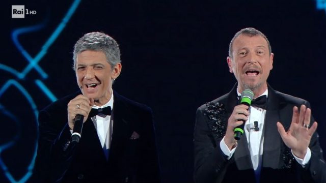Amadeus e Fiorello cantano Gianni Morandi