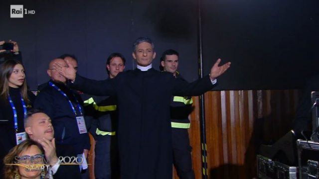Sanremo 2020 diretta 4 febbraio - Fiorello apre Sanremo 2020 vestito da sacerdote