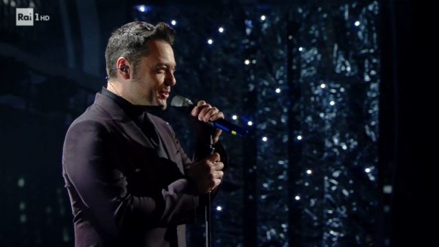 Sanremo 2020 diretta 4 febbraio - Tiziano Ferro canta Almeno tu nell'universo - Il monologo di Diletta Leotta sulla bellezza