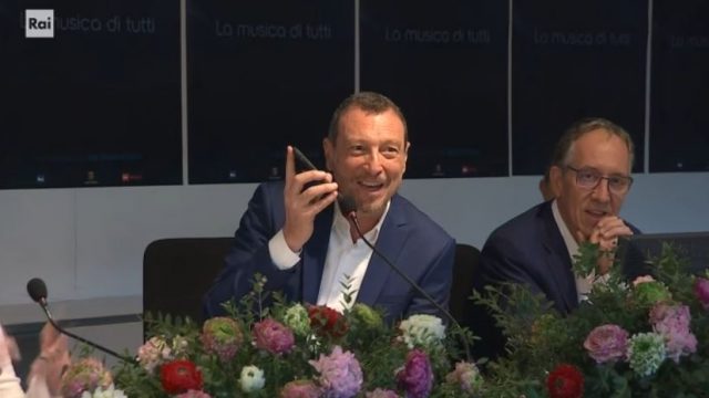 Amadeus commenta la terza serata - Roberto Benigni telefona durante la conferenza stampa