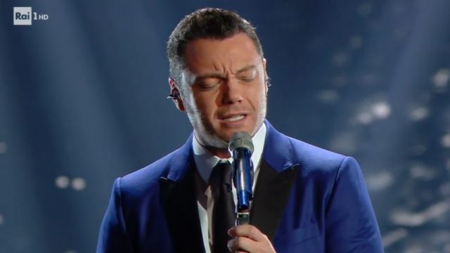 Sanremo 2020 diretta 4 febbraio - Tiziano Ferro canta Accetto miracoli