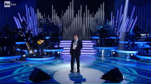 Una storia da cantare 2 diretta 15 febbraio - Elio canta 24mila baci di Adriano Celentano