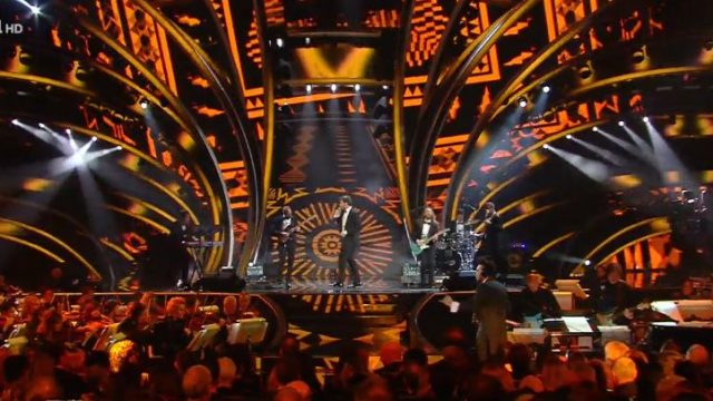 Sanremo 2020 diretta finale 8 febbraio - La gara continua con i pinguini tattici nucleari - Achille Lauro vestito da regina Elisabetta I