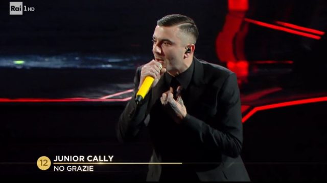 Junior Cally canta no grazie