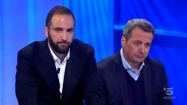 Ospite il calciatore della Juventus Gonzalo Higuain per il regalo a Jessica, Samuele ed Armando