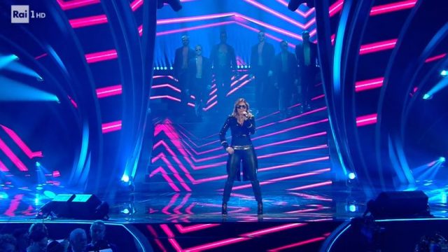 Sanremo 2020 look 8 febbraio Sabrina Salerno canta boys boys boys