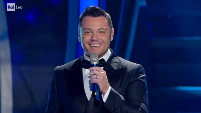 Sanremo 2020 diretta 4 febbraio - Amadeus presenta Tiziano Ferro ospite fisso Canta Nel blu dipinto di blu - Inizia la gara dei big con Irene Grandi