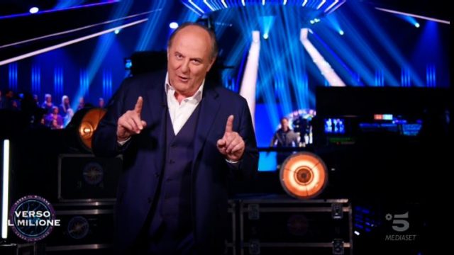 Gerry Scotti apre l'ultima puntata dal backstage - Laura Leonardi riparte dall'undicesima domanda