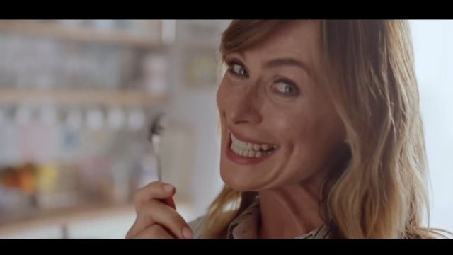 Serena Autieri Spot in TV Caffè Kimbo getta cucchiaino