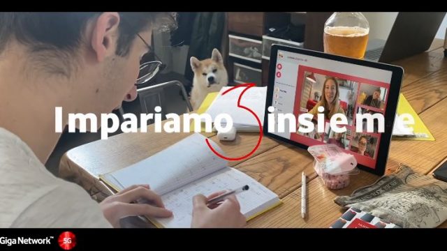 Spot in TV Vodafone coronavirus - I video della pubblicità la parola d'ordine Insieme