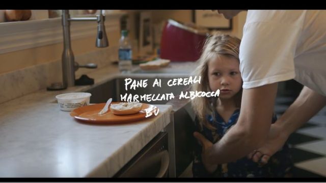Spot in TV Carrefour - Cyndi Lauper per l'omaggio agli italiani in cucina