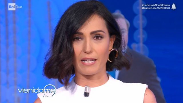 Vieni da me diretta 4 maggio - L'introduzione commossa di Caterina Balivo