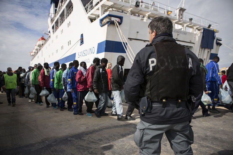 migranti clandestini naufragi portopalo fiorello