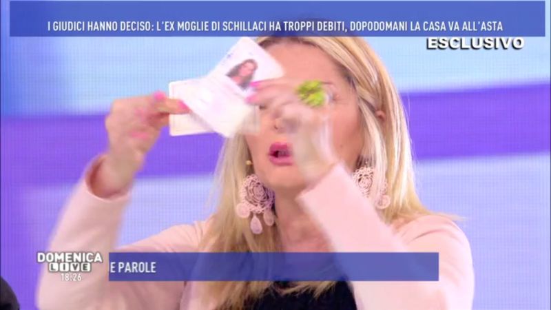 domenica live rita schillaci strappa la carta didentità