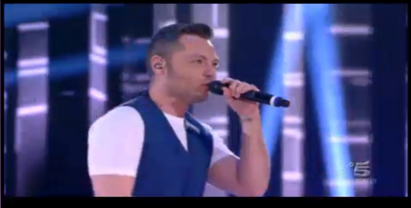 Tiziano Ferro canta