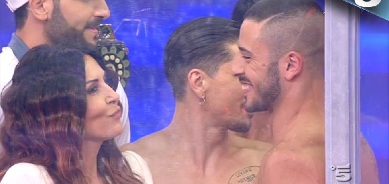 amici 15 14maggio ferilli cabina