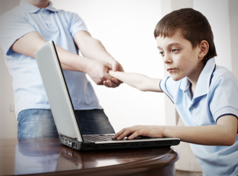 bambini dinanzi al computer
