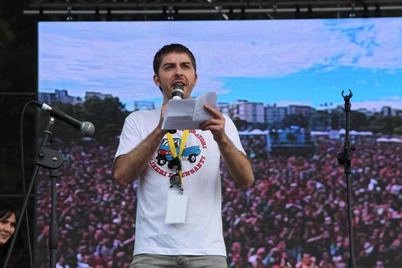 Michele Riondino sul palco dellUno Maggio Taranto