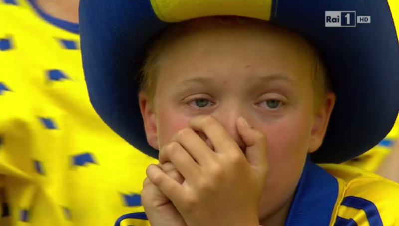 italia svezia bimbo svedese piange