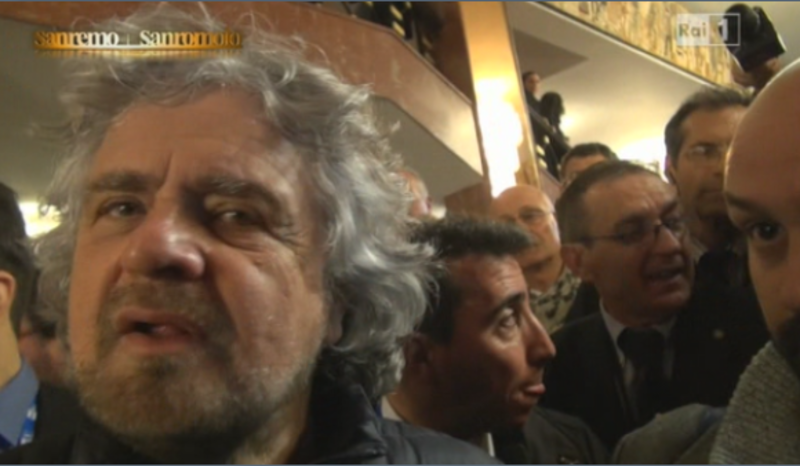 Beppe Grillo fuori dal teatro Ariston