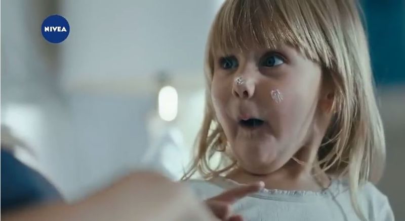 Un'immagine dello spot Nivea