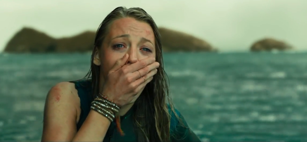 Scena del film Paradise Beach - Dentro l'incubo, con una ragazza su uno scoglio minacciata da uno squalo