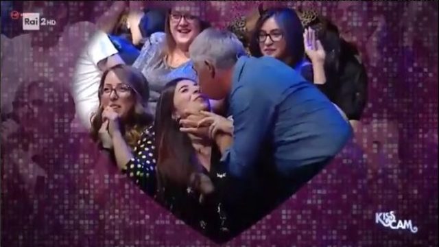  Stasera tutto è possibile -kiss cam