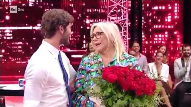  Stasera tutto è possibile - rose rosse Mara Venier