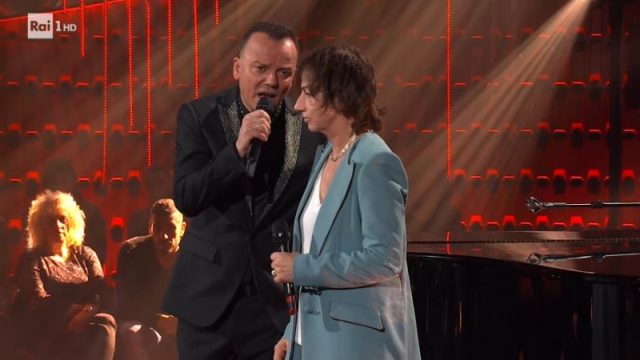 Gigi D'Alessio e Gianna Nannini cantano "'O surdat 'nnnamorat"