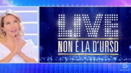 Non è la D'Urso puntata 25 novembre anziana 83 anni sesso con 20enni