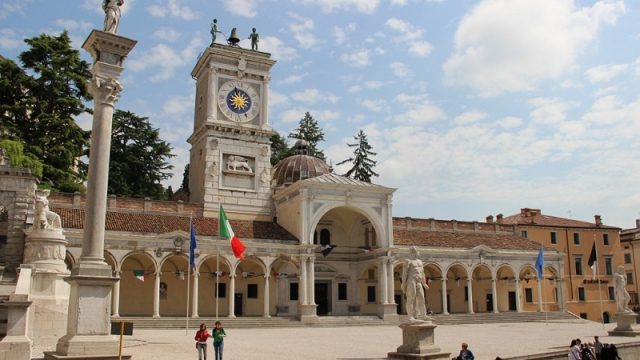 Al posto delle stelle - piazza Matteotti ad Udine