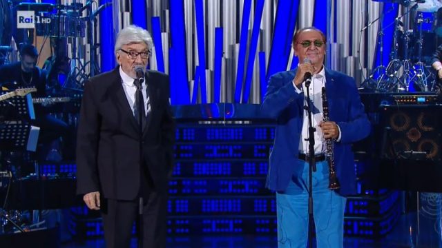 Una storia da cantare 23 novembre diretta - Gigi Proietti e Renzo Arbore cantano Ma come fanno i marinai