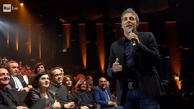 Una storia da cantare 30 novembre - L'omaggio di Luca Barbarossa a Lucio Battisti canta Per una lira