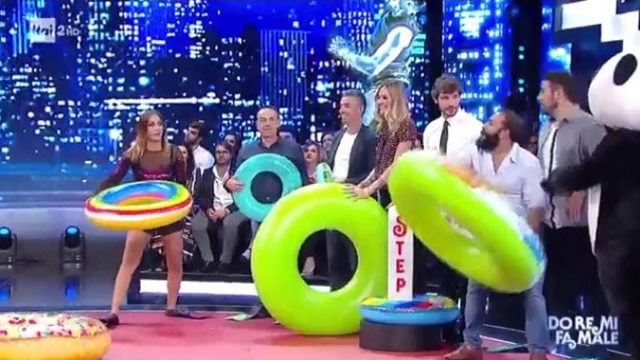 Stefano De Martino annuncia il gioco "Do re mi fa male"