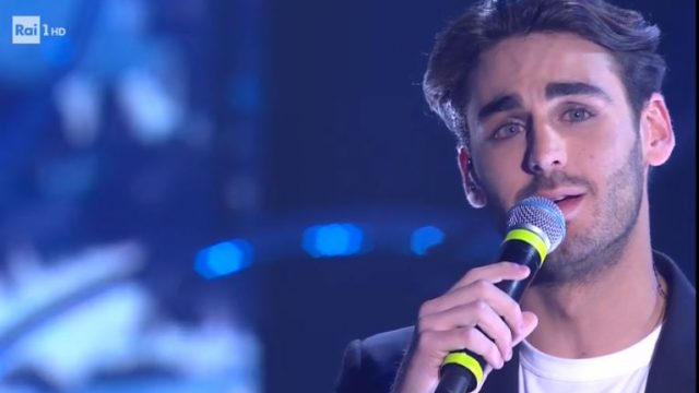 Alberto Urso canta White Christmas con il Piccolo Coro dell'Antoniano