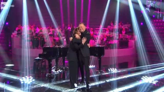 20 anni che siamo italiani diretta 13 dicembre - L'abbraccio finale tra Gigi D'alessio e Vanessa Incontrada