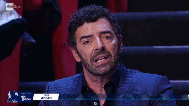 Festa di Natale per telethon - Alberto Matano legge una lettera scritta da un responsabile scientifico della Nasa