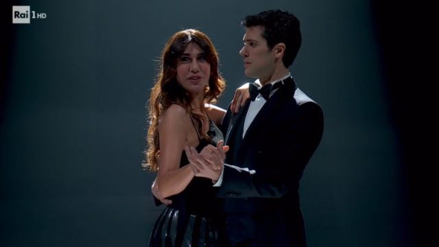 Ospite Virginia Raffaele balla con Roberto Bolle