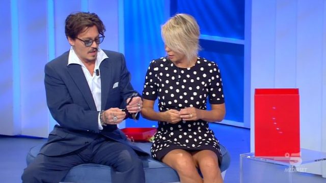 Maria De Filippi intervista l'ospite Johhny Depp