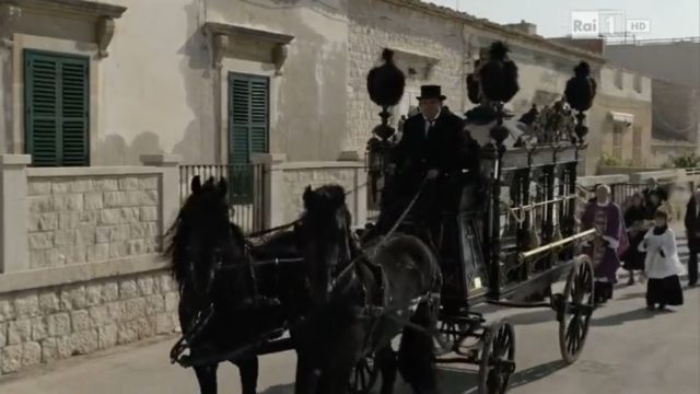 Il giovane Montalbano 2, trama episodio L'uomo che andava appresso ai funerali