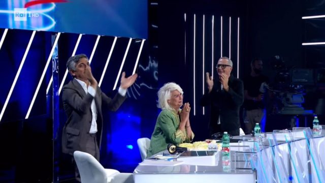 Un momento della standing ovation per Loretta Goggi 